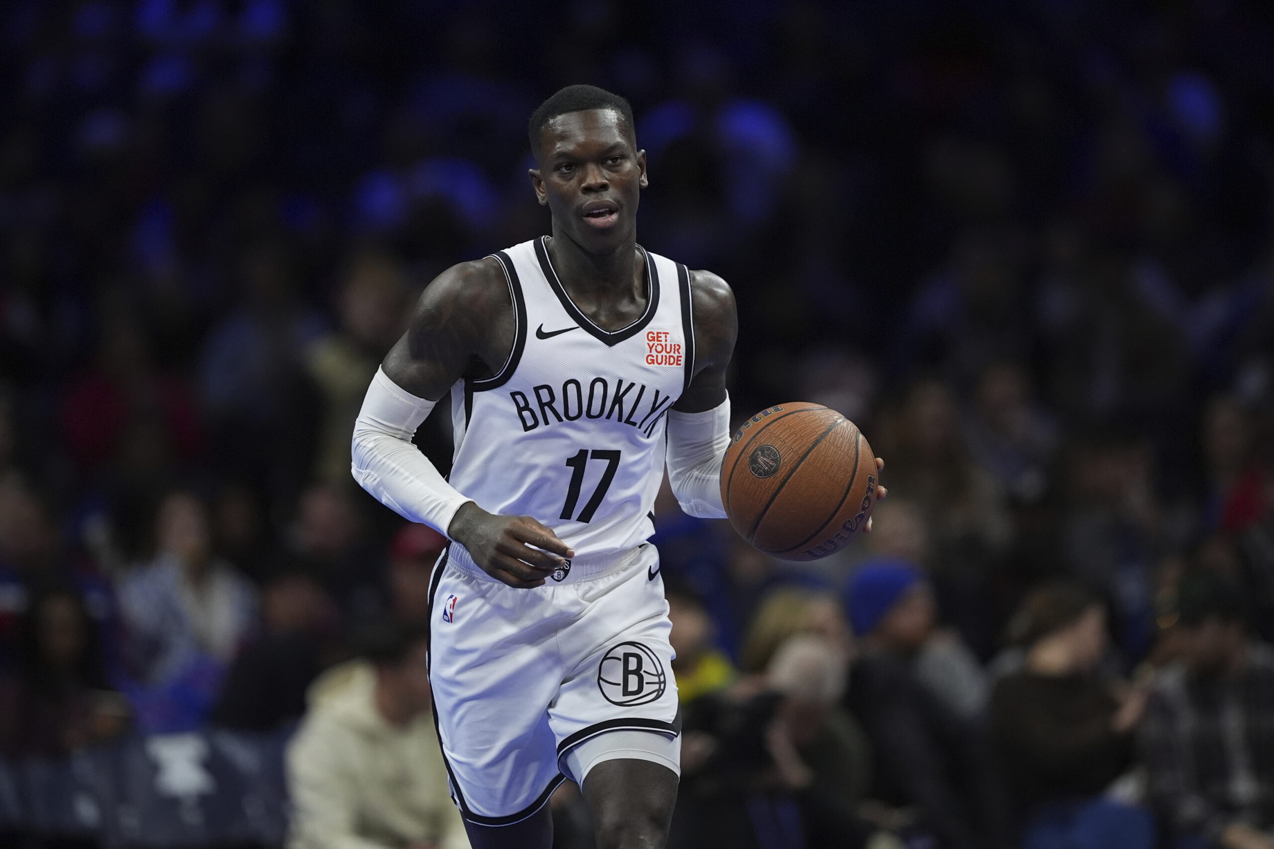 Dennis Schröder mit Basketball