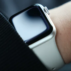 Frau rast in Tarbek gegen Baum und ist bewusstlos. Apple-Watch löst Alarm aus und rettet ihr das Leben