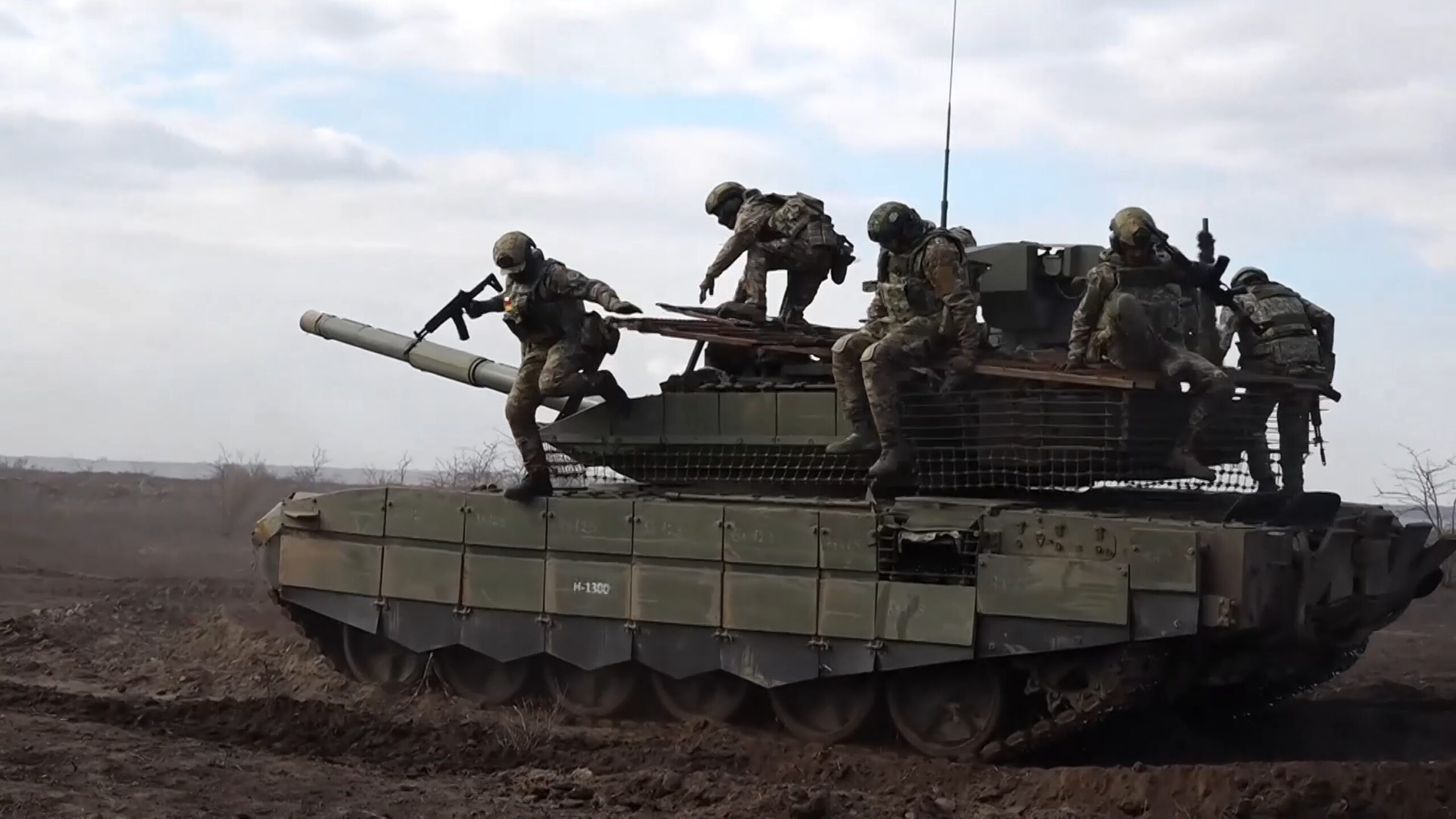 Russische Soldaten springen von einem Panzer (Archivbild)