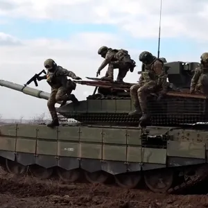 Russische Soldaten springen von einem Panzer (Archivbild)