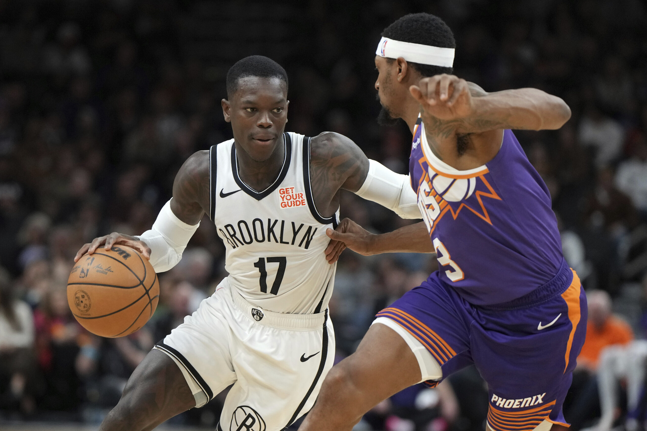 Dennis Schröder dribbelt mit dem Ball