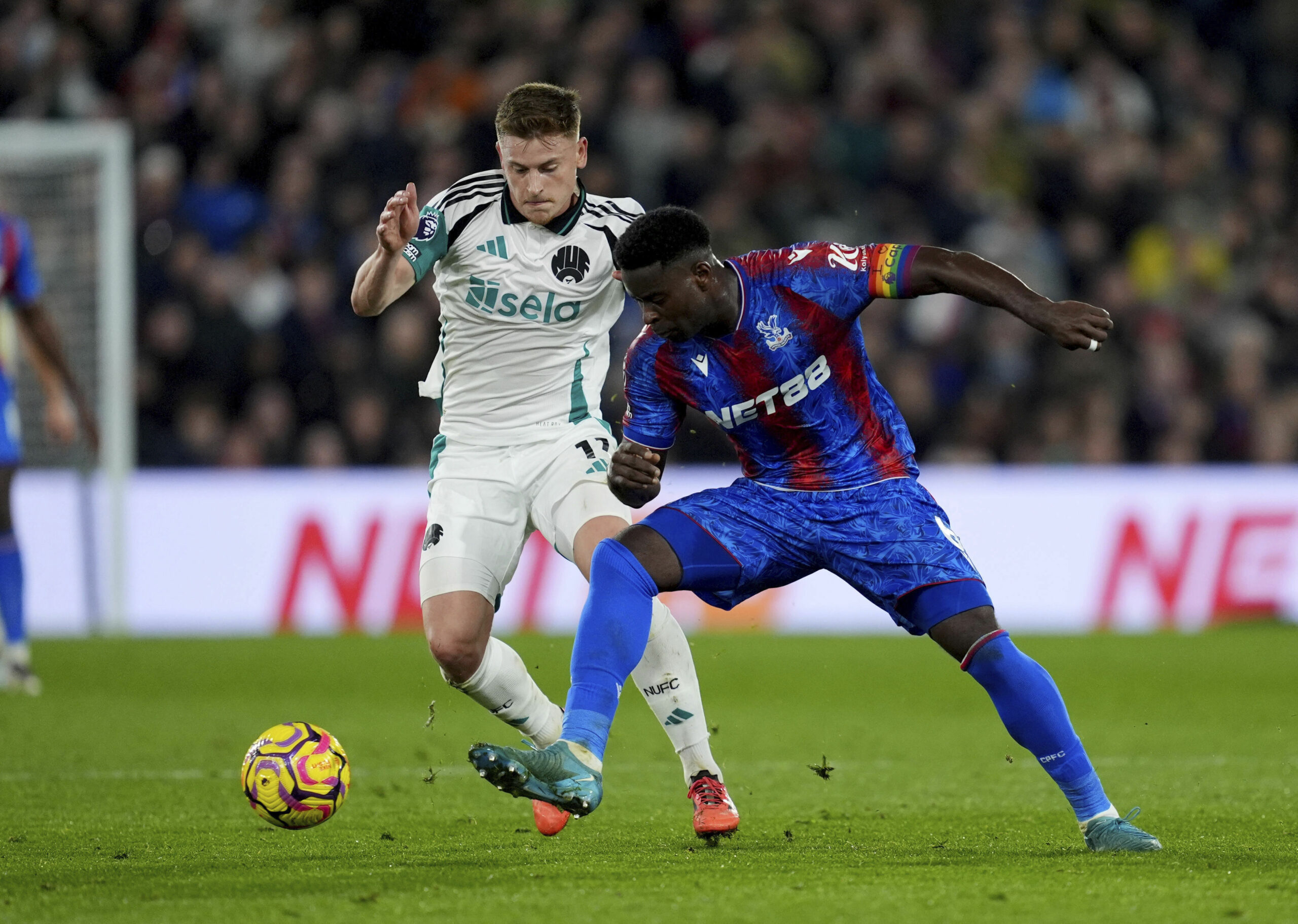 Harvey Barnes und Marc Guehi im Zweikampf um den Ball