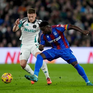 Harvey Barnes und Marc Guehi im Zweikampf um den Ball