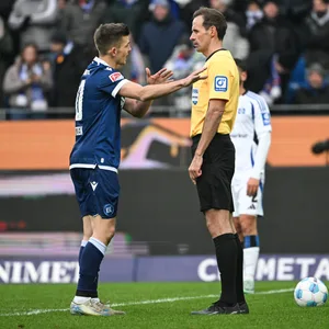 Marvin Wanitzek diskutiert mit Sascha Stegemann