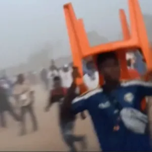 Menschen rennen in Nzérékoré aus dem Fußballstadion