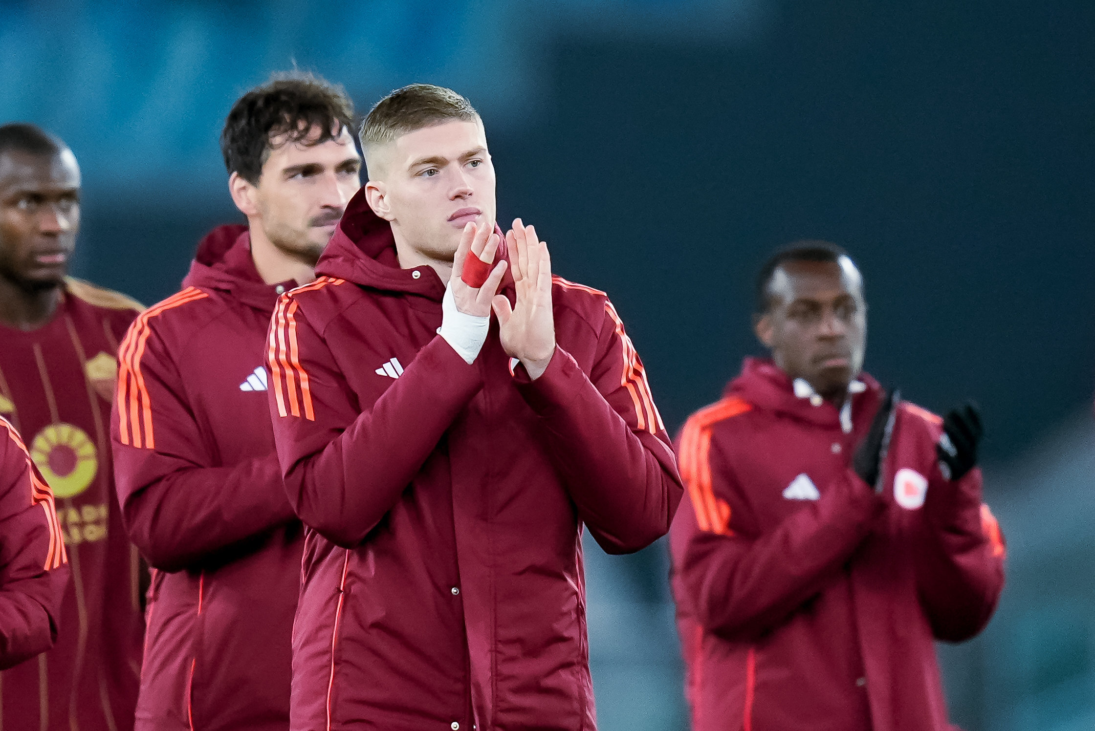 Artem Dovbyk von der AS Roma applaudiert