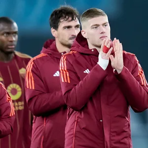 Artem Dovbyk von der AS Roma applaudiert