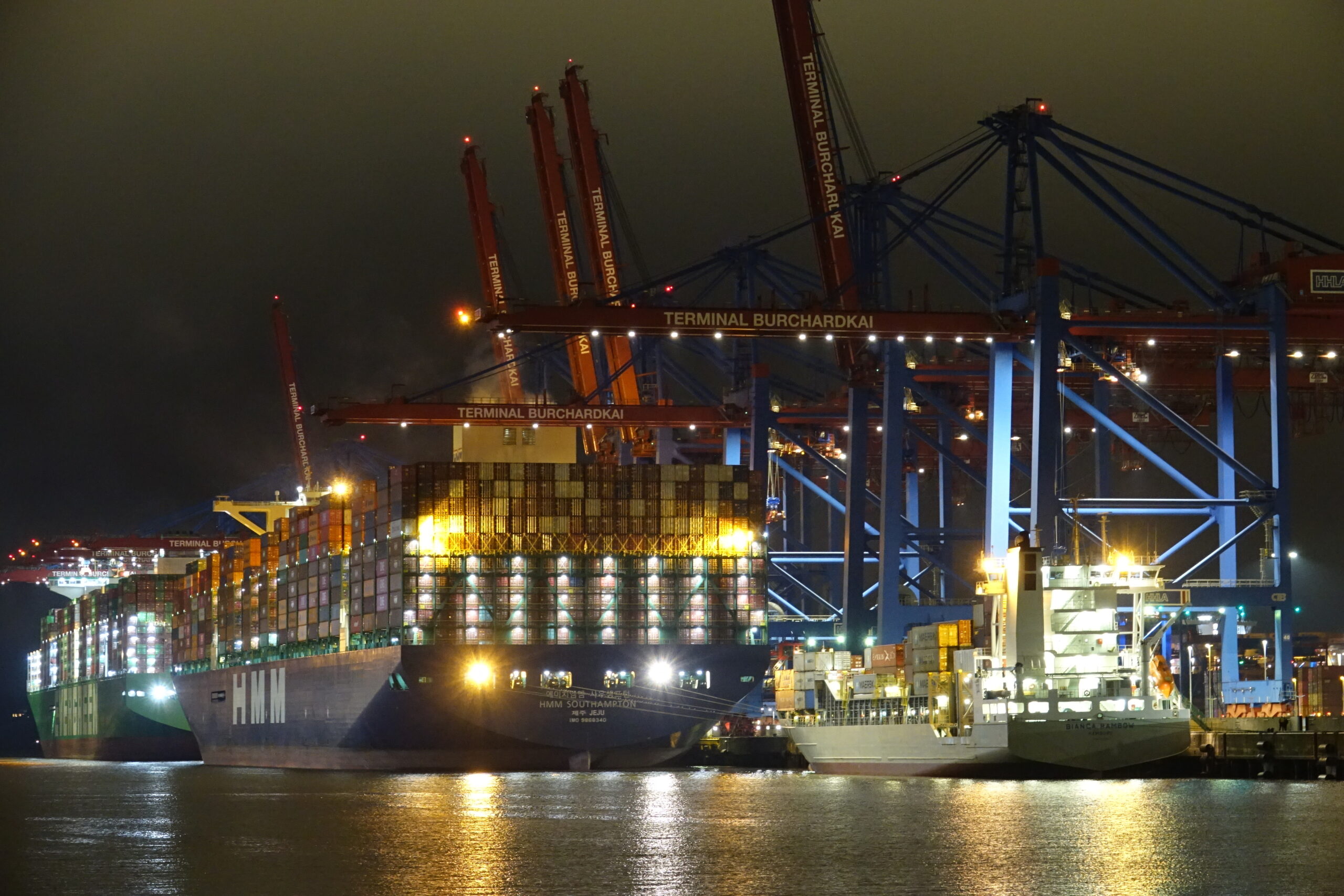 Containerschiff im Hamburger Hafen