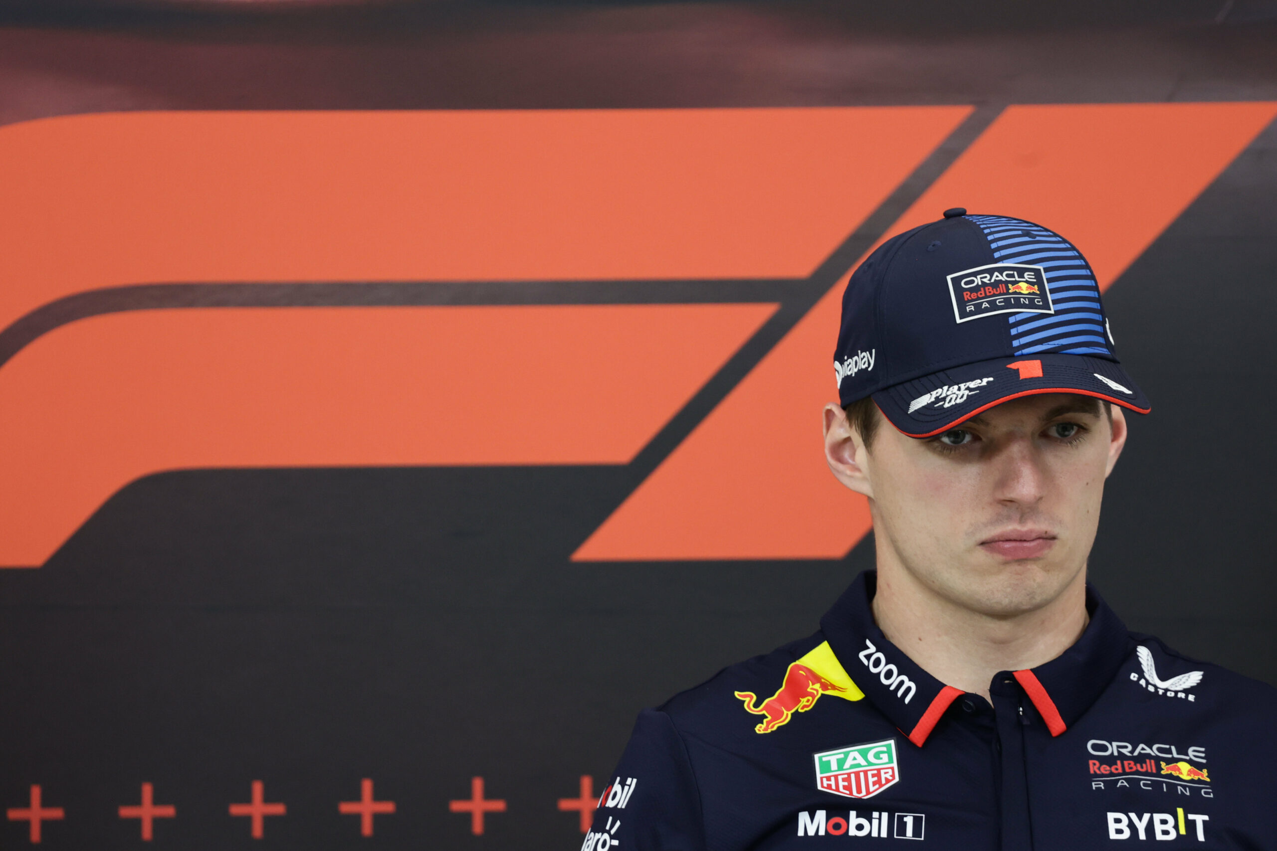 Max Verstappen mit ernstem Blick auf einer Pressekonferenz