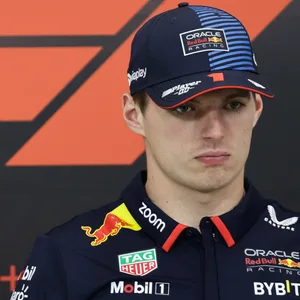 Max Verstappen mit ernstem Blick auf einer Pressekonferenz