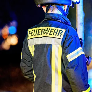 Schriftzug „Feuerwehr“ auf Jacke von Feuerwehrmann