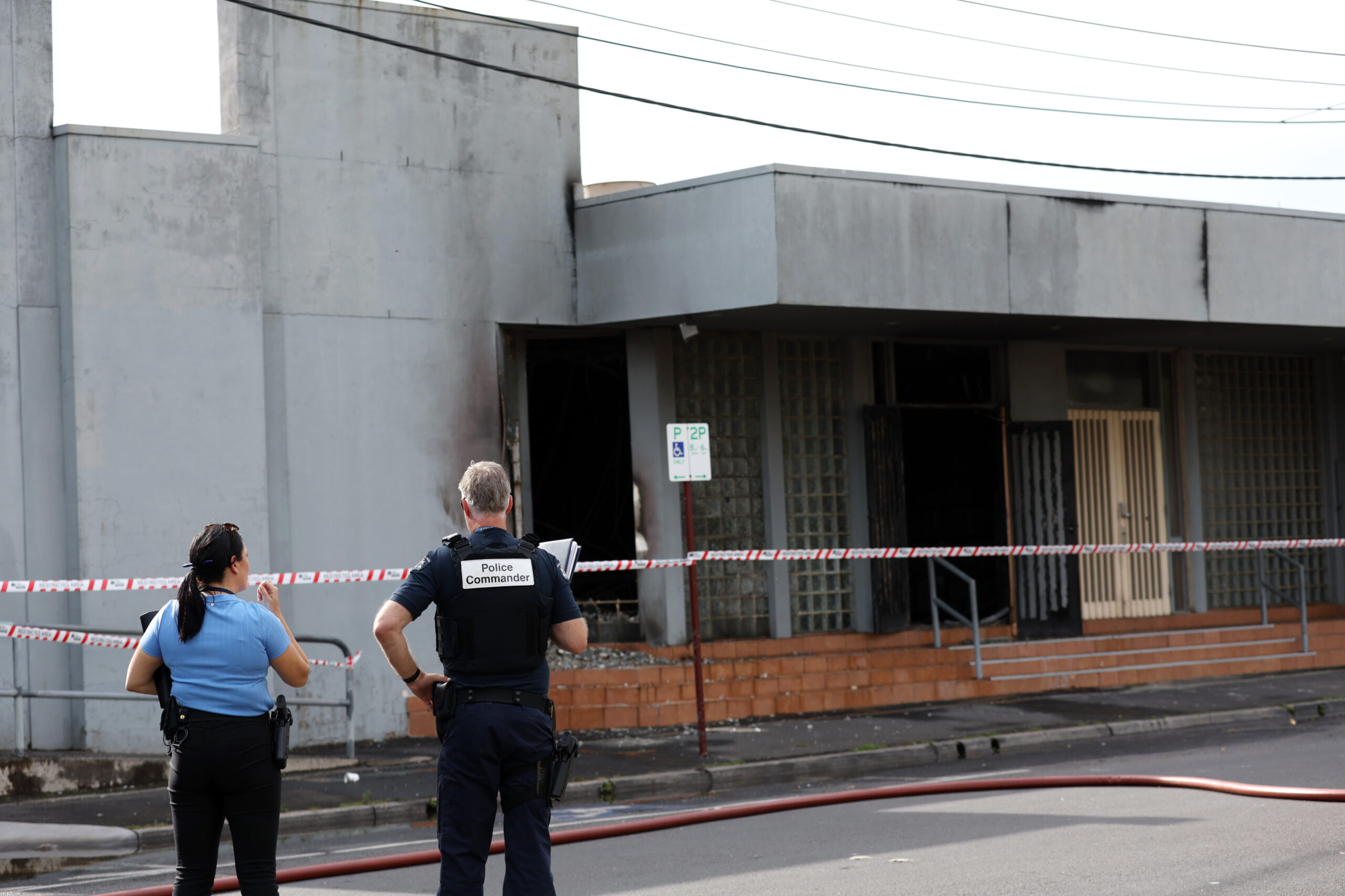 Polizisten arbeiten am Tatort eines Brandes in der Adass Israel Synagoge in Ripponlea, Melbourne.