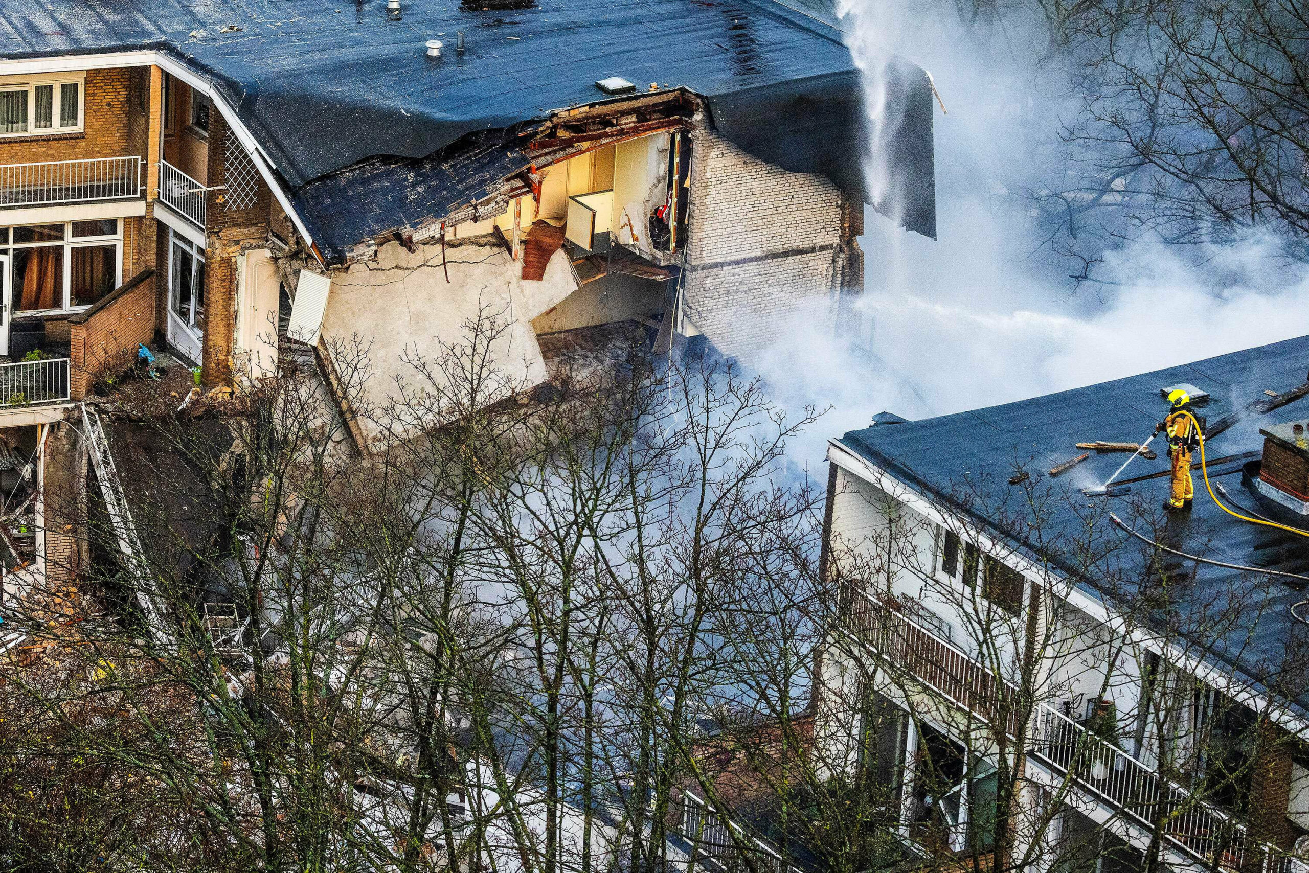 Ein Überblick von einem höher gelegenen Punkt aus über die riesige Verwüstung rund um die Veranda des Wohnhauses an der Straße Tarwekamp, das nach einer Explosion teilweise eingestürzt ist.