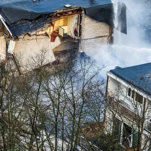 Ein Überblick von einem höher gelegenen Punkt aus über die riesige Verwüstung rund um die Veranda des Wohnhauses an der Straße Tarwekamp, das nach einer Explosion teilweise eingestürzt ist.