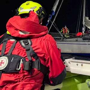 Freiwillige Seenotretter und Bundespolizisten waren im gemeinsamen Einsatz für die zweiköpfige Besatzung einer havarierten Segelyacht nordwestlich von Fehmarn.