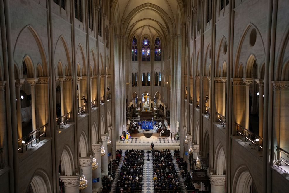 Innenansicht der wiedereröffneten Kathedrale Notre-Dame