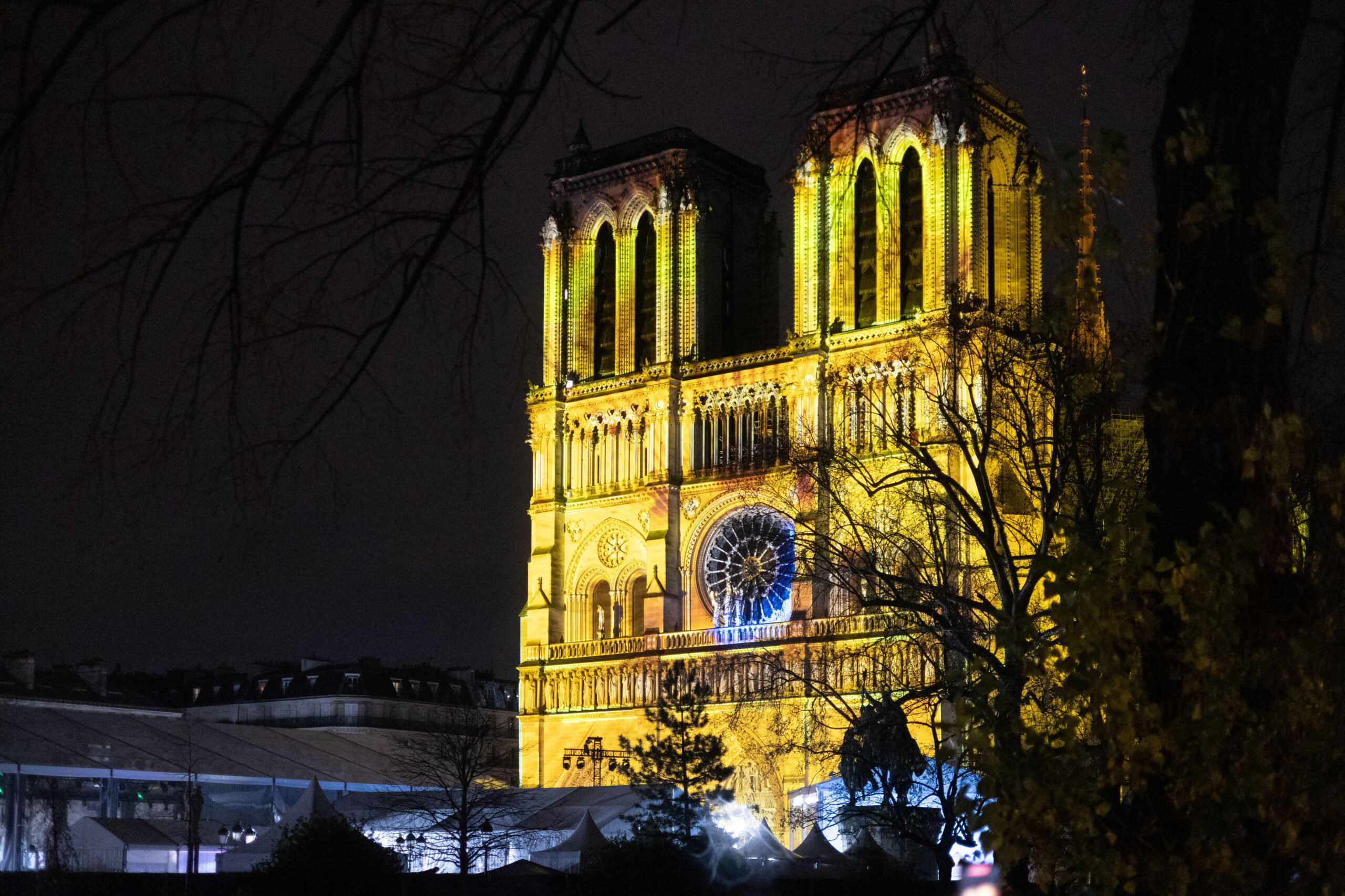 Nach fünfeinhalb Jahren Restaurierungsarbeiten wurde die Kathedrale Notre-Dame in Paris am Samstag wiedereröffnet.