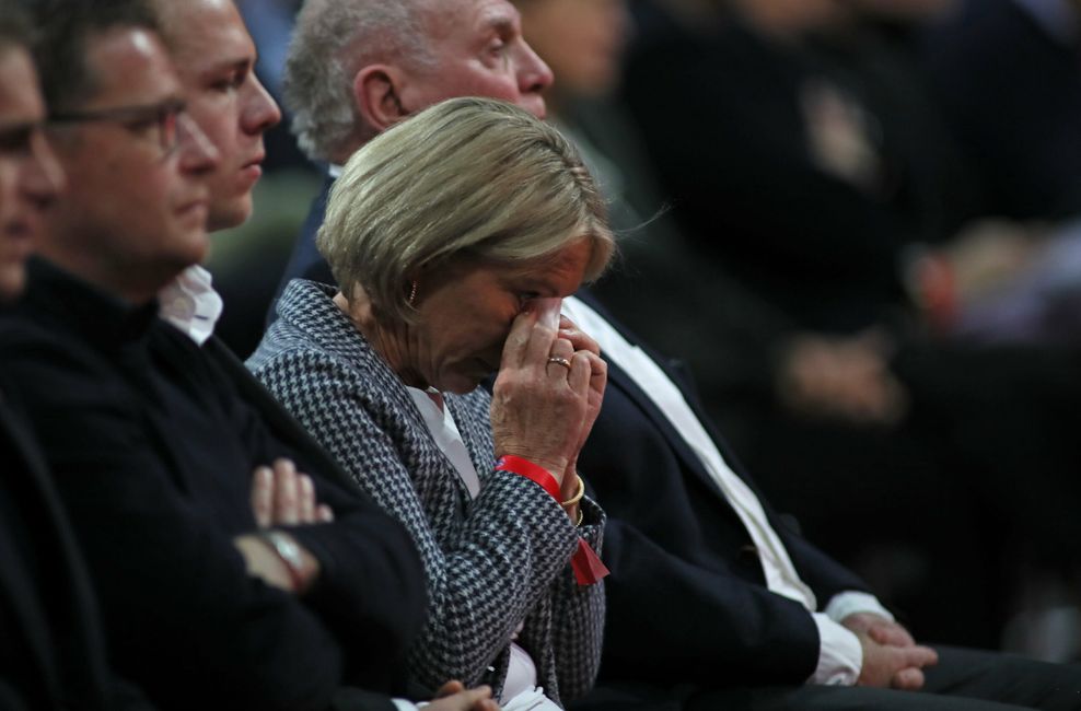 Heidi Beckenbauer wischt sich ihre Tränen aus den Augen bei der Jahreshauptversammlung des FC Bayern München