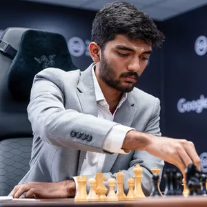 Dommaraju Gukesh macht einen Schachzug
