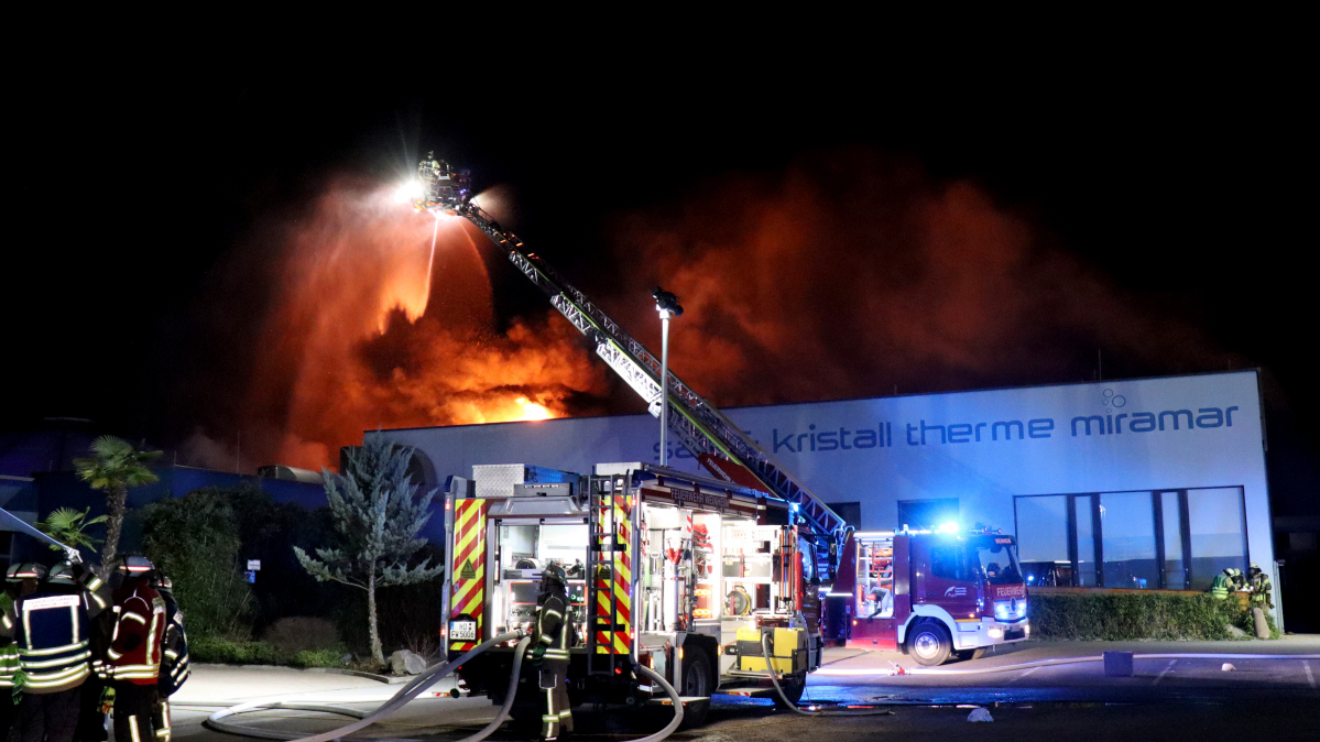 Feuerwehr löscht den Brand in der Nacht