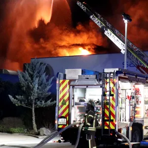 Feuerwehr löscht den Brand in der Nacht