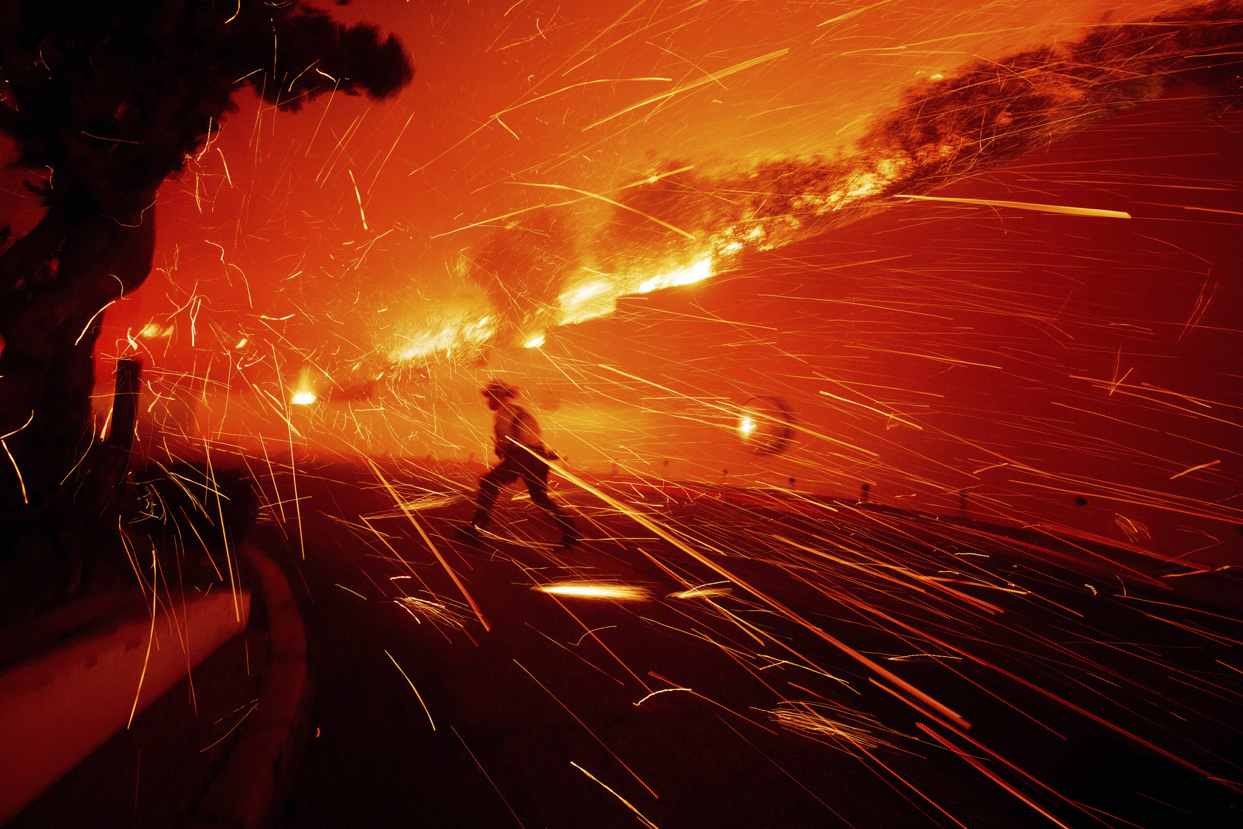 Feuerwehrleute bekämpfen den sich rasch ausbreitenden Brand an der amerikanischen Pazifikküste.