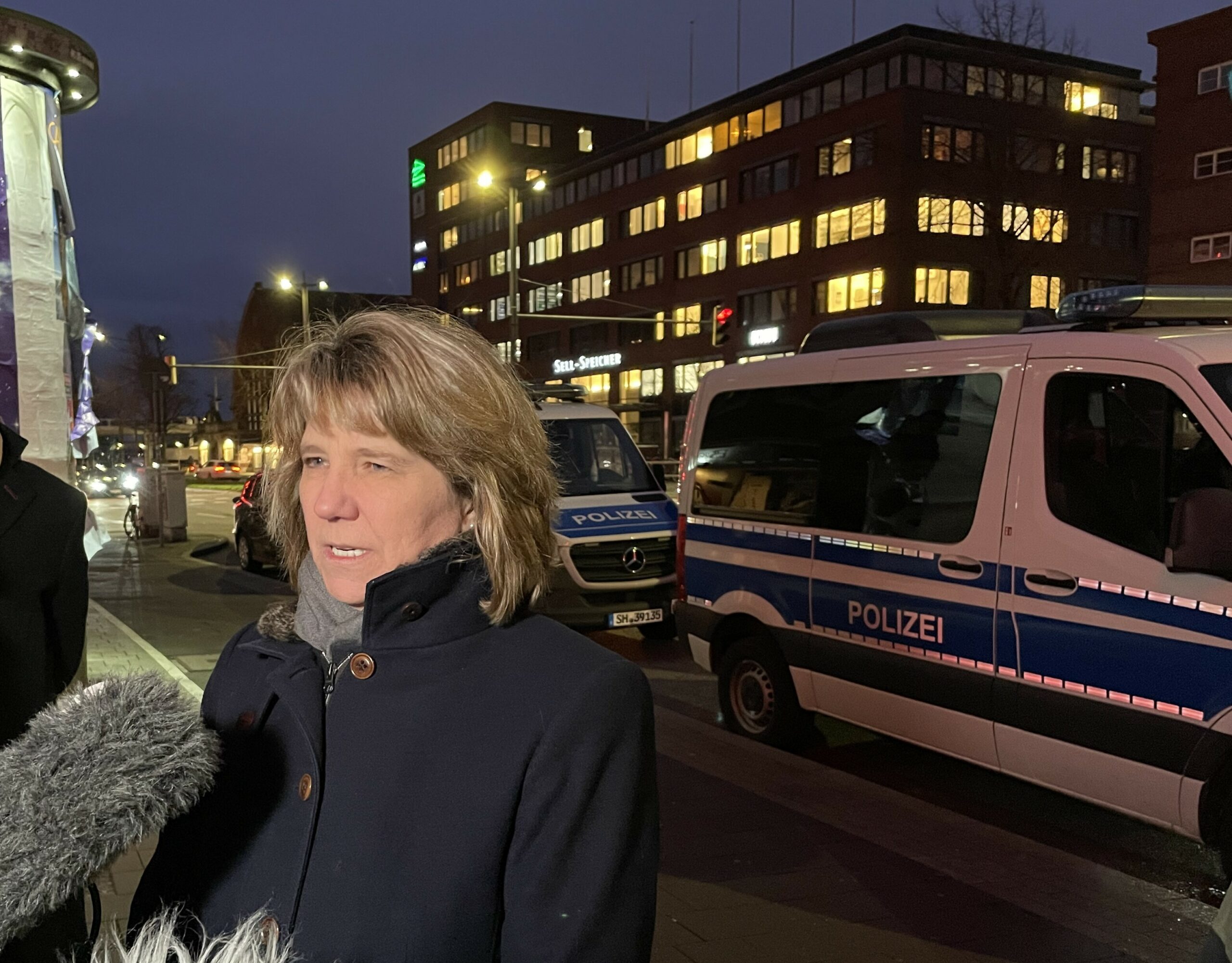 Kerstin von der Decken (CDU) spricht im Rahmen der Durchsuchungen in Kiel mit der Presse.