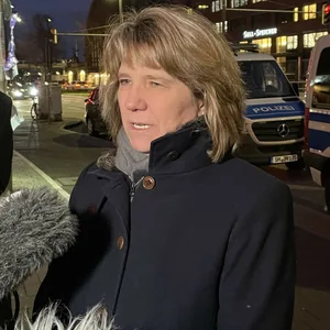 Kerstin von der Decken (CDU) spricht im Rahmen der Durchsuchungen in Kiel mit der Presse.