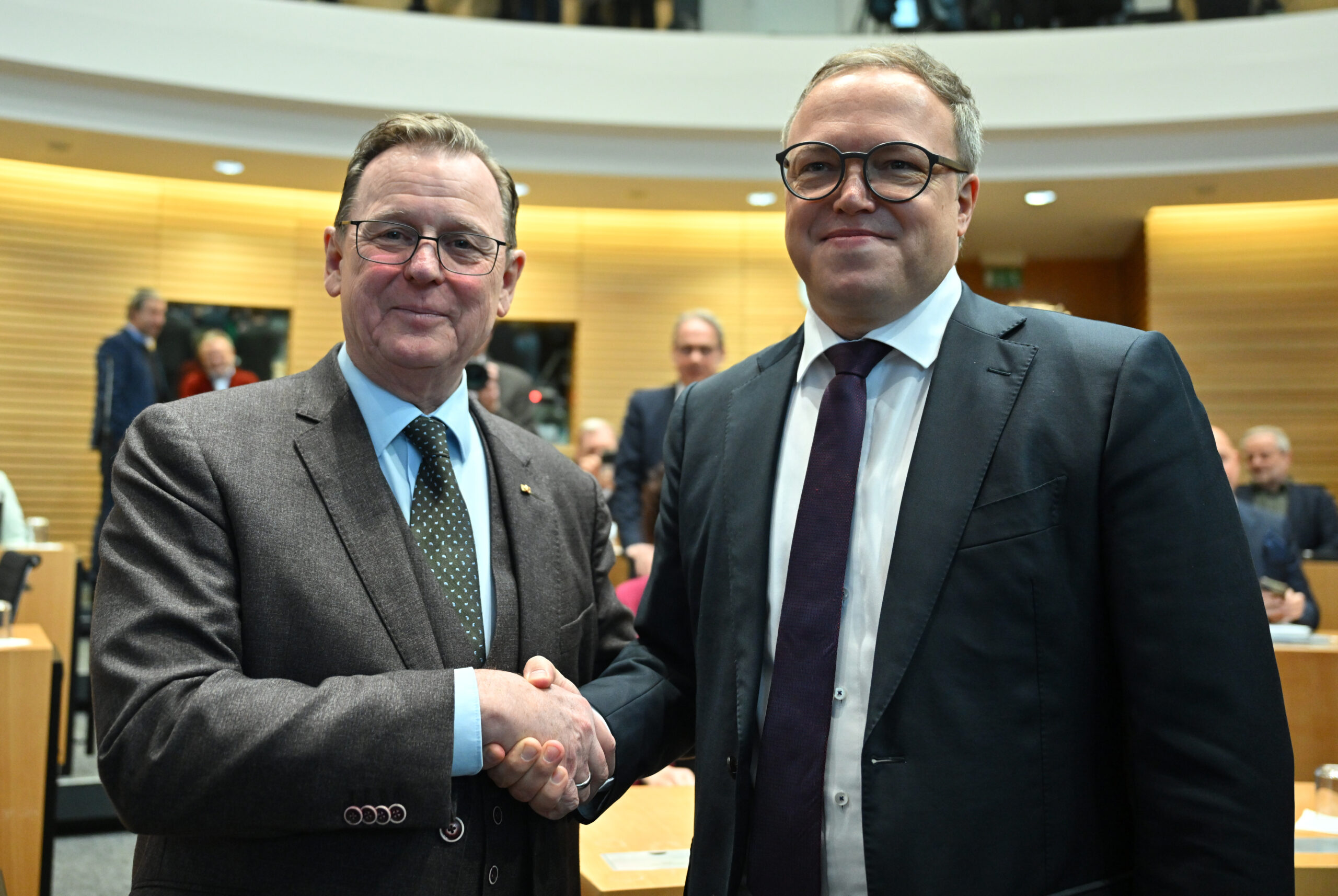 Der alte und der neue Ministerpräsident: Bodo Ramelow (Die Linke, l.) gratuliert seinem Nachfolger Mario Voigt (CDU) zum Wahlsieg.