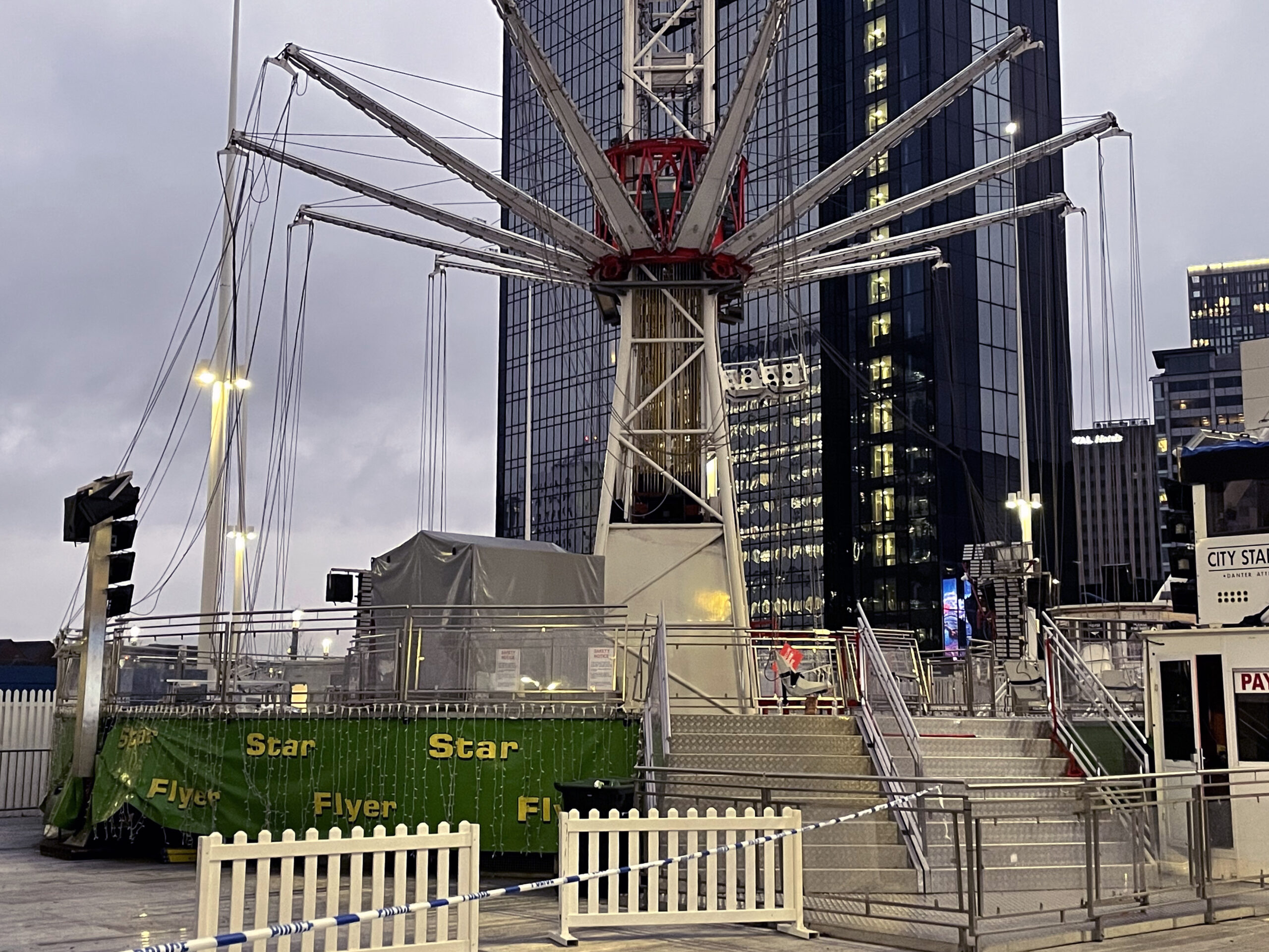 Das Kettenkarussell „Star Flyer“ auf dem Weihnachtsmarkt in Birmingham sackte einfach ab.