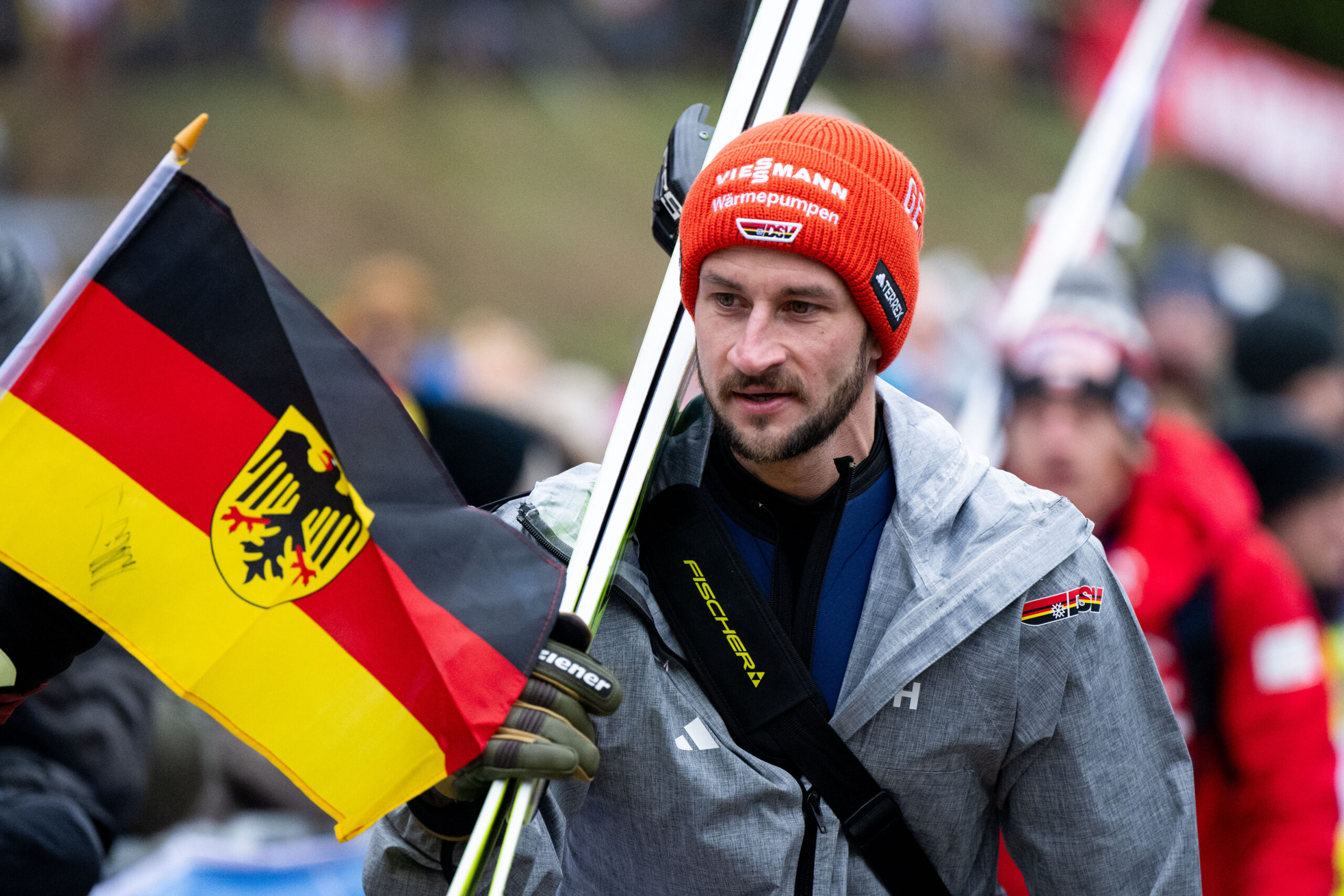 Markus Eisenbichler blickt auf eine Deutschland-Fahne