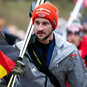 Markus Eisenbichler blickt auf eine Deutschland-Fahne