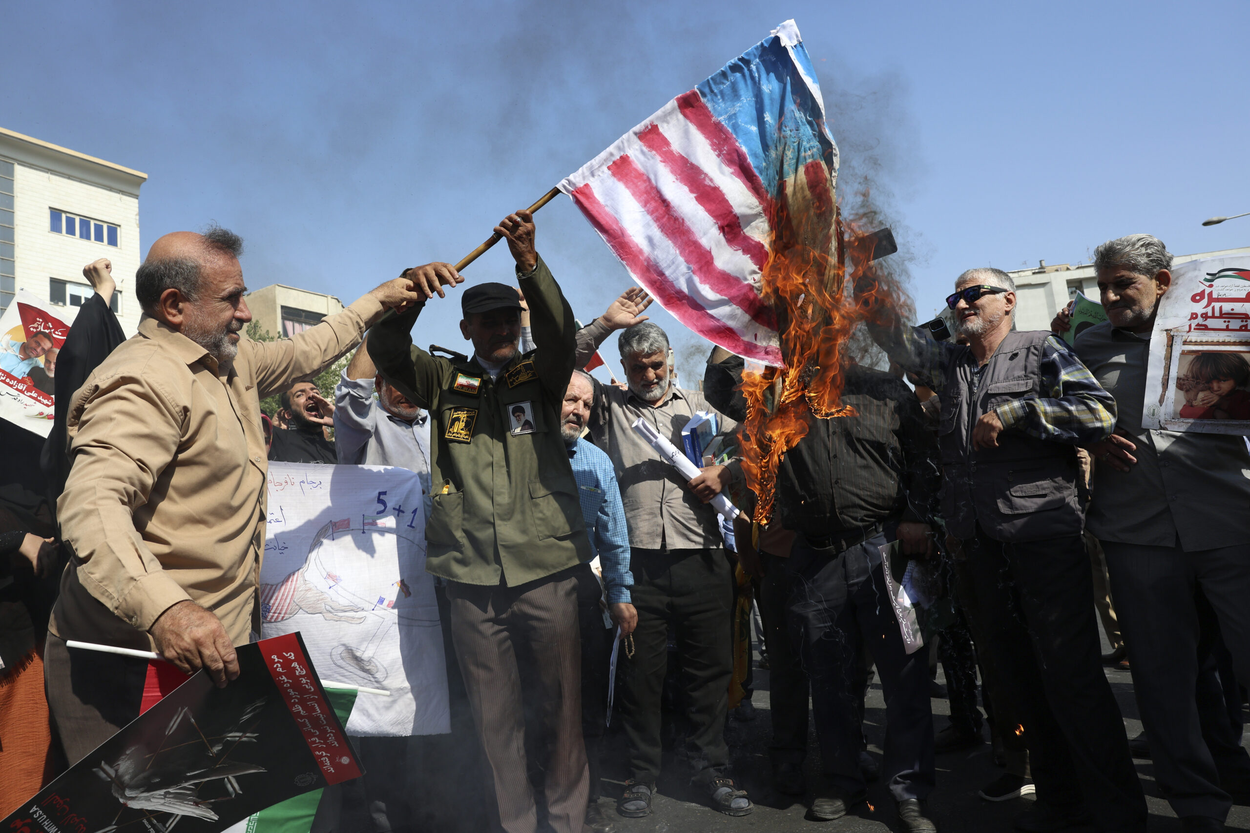 US-Flagge wird in Teheran verbrannt