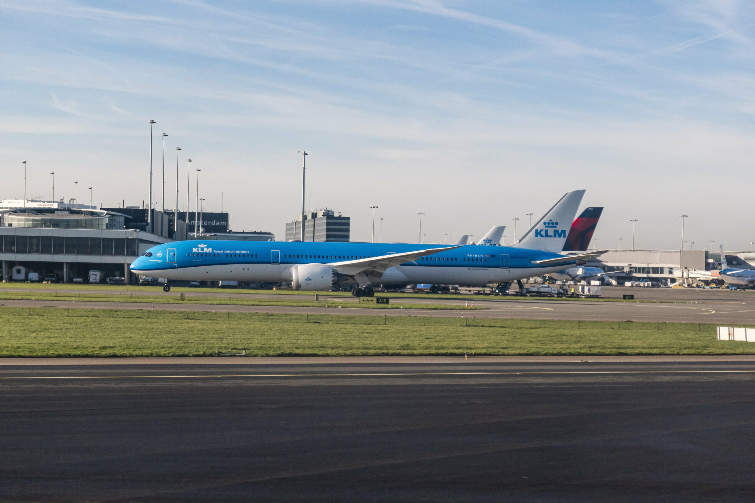 Ein Flugzeug am Amsterdamer Flughafen (Symbolbild).