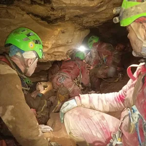 Rettungskräfte der italienischen Bergrettung sind in der Höhle Abisso Bueno Fonteno im Einsatz, um eine italienische Höhlenforscherin zu retten.