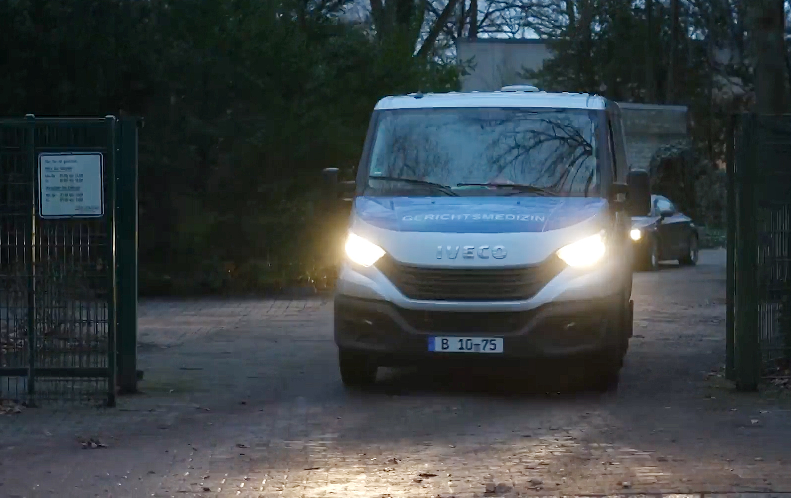 EIn Transporter verlässt einen Friedhof