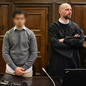 Zwei Männer in einem Geichtssaal