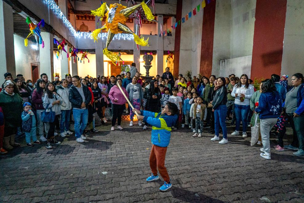 Ein junge mit einer Pinata