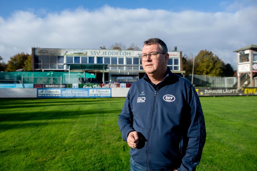 Gerhard Meyer steht vor einer zerstörten Turnhalle