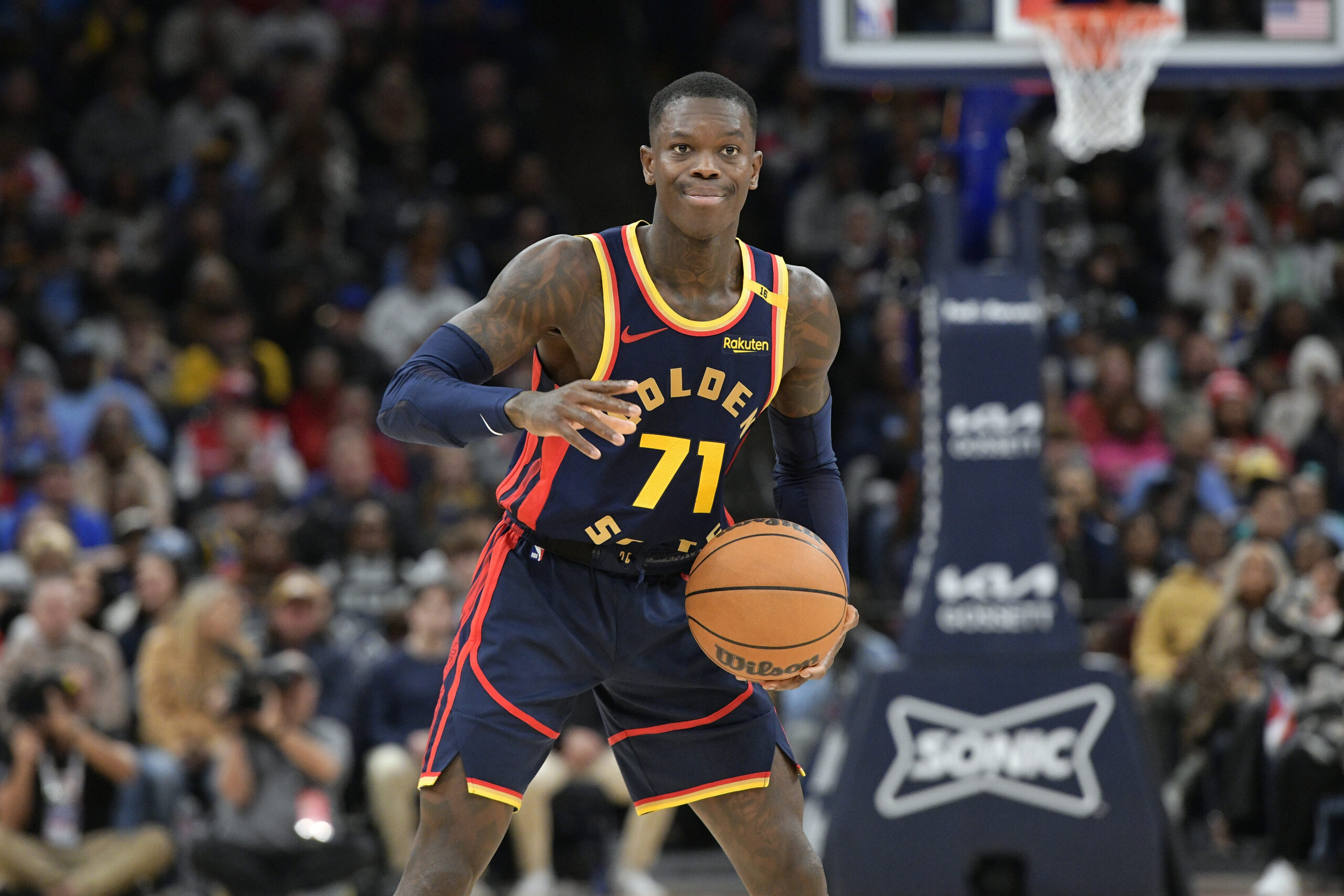 Dennis Schröder mit Basketball