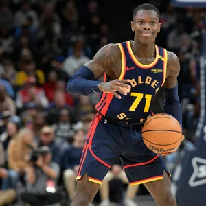 Dennis Schröder mit Basketball
