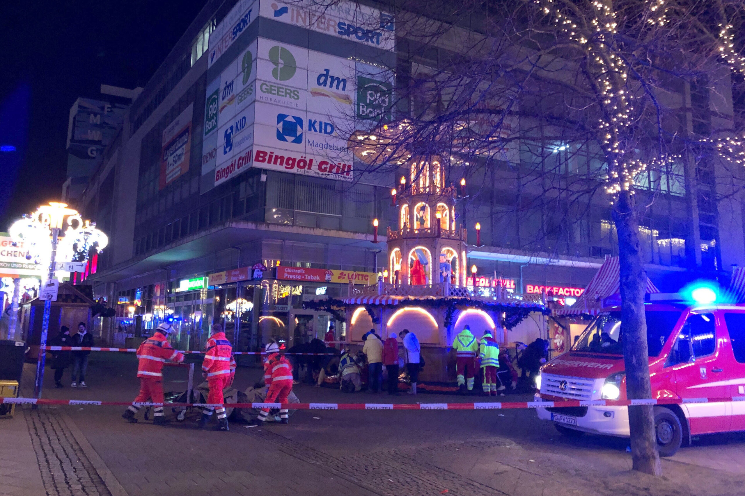 Einsatzkräfte von Rettungsdiensten und Feuerwehr sind im Einsatz auf dem Weihnachtsmarkt in Magdeburg