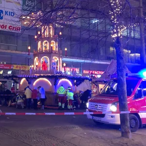 Einsatzkräfte von Rettungsdiensten und Feuerwehr sind im Einsatz auf dem Weihnachtsmarkt in Magdeburg