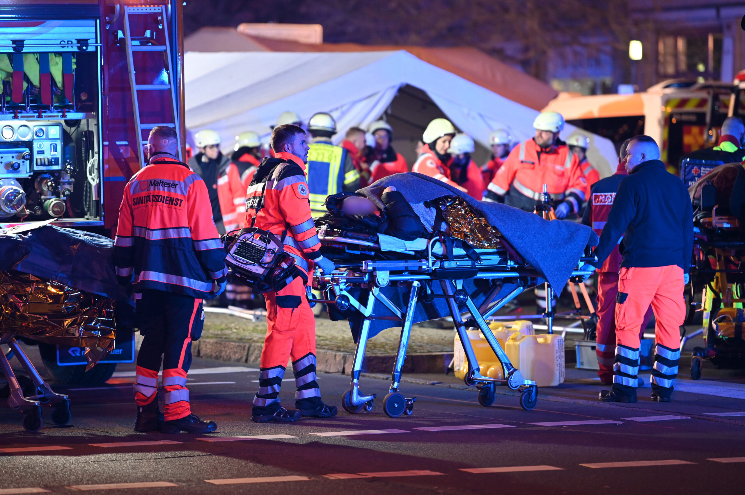 Einsatzkräfte von Rettungsdiensten, Polizei und Feuerwehr sind im Einsatz auf dem Weihnachtsmarkt in Magdeburg.