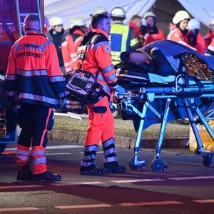Einsatzkräfte von Rettungsdiensten, Polizei und Feuerwehr sind im Einsatz auf dem Weihnachtsmarkt in Magdeburg.
