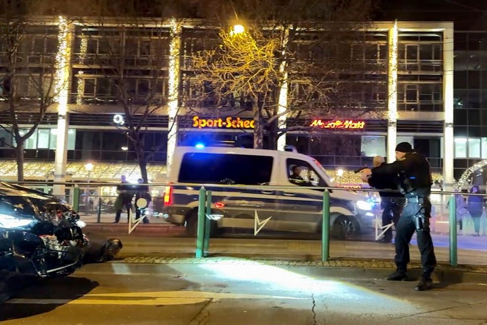 Magdeburg: Das Standbild aus einem Video zeigt Polizisten bei der Festnahme des Tatverdächtigen