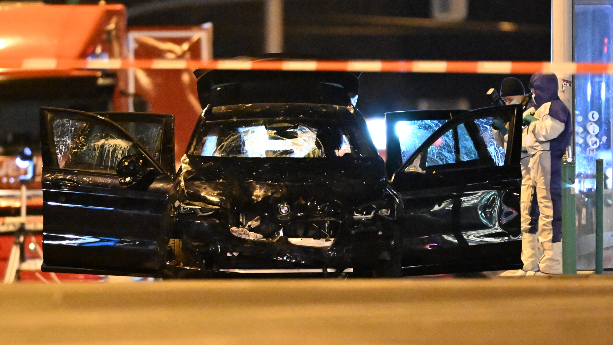 Anschlag in Magdeburg: Die Spurensicherung arbeitet an dem Auto des Täters.