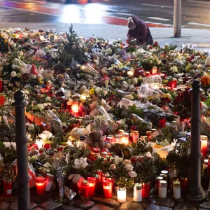 Zahlreiche Kerzen stehen in Gedenken an die Opfer vor der Johanniskirche in Magdeburg. Unter den Toten ist auch ein Neunjähriger aus Braunschweig.
