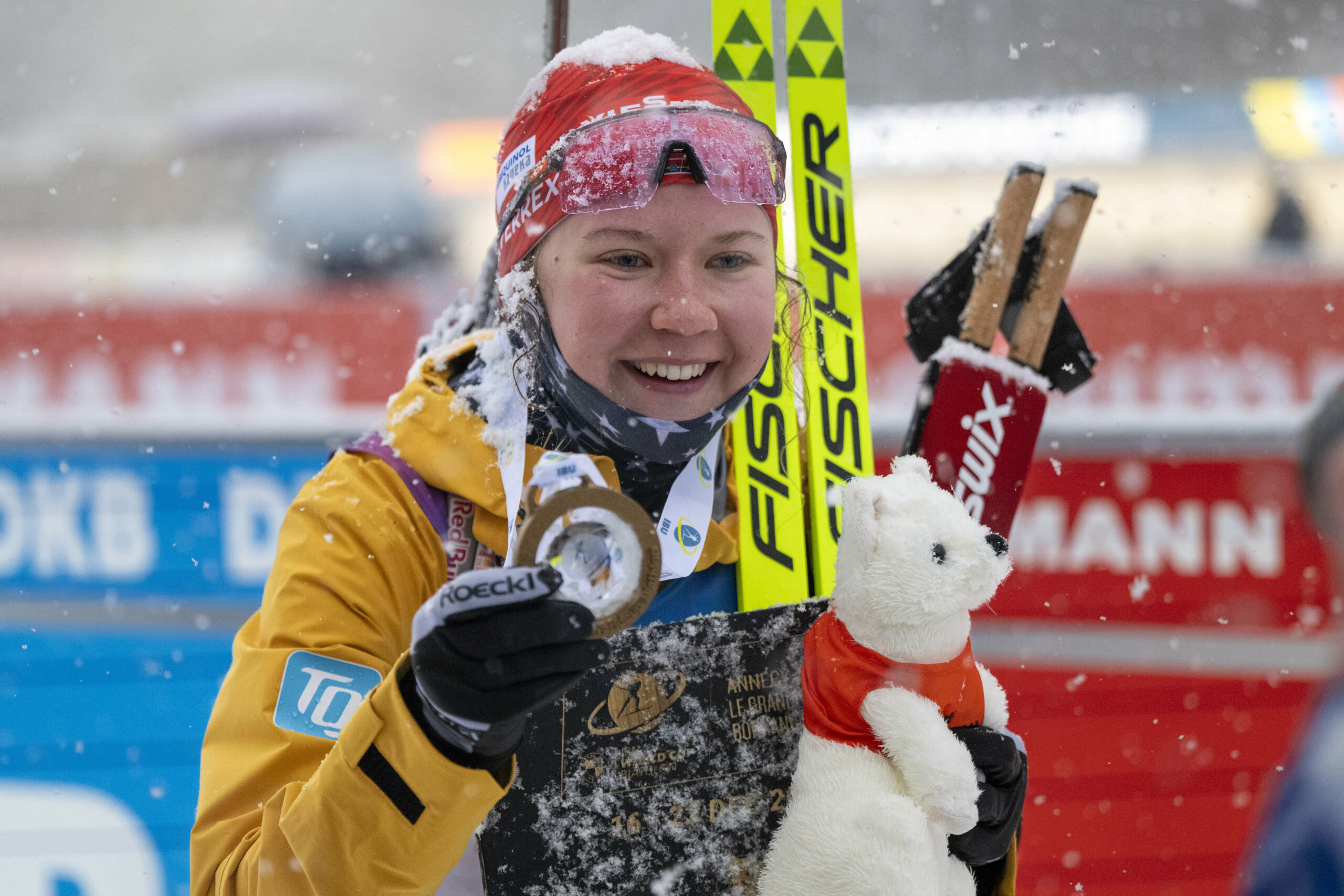 Selina Grotian posiert mit Medaille