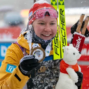 Selina Grotian posiert mit Medaille